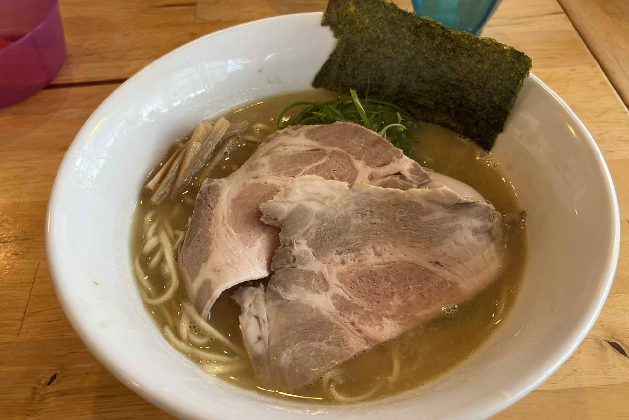 【竹麺亭】家族連れ歓迎！濃厚スープの鶏白湯塩ラーメンと絶品チャーシュー丼の魅力