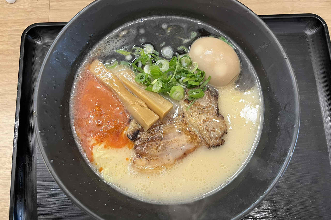 【麺と酒　夢や】ランチタイムはラーメン大盛り無料！コクと甘みが絶妙スープ！