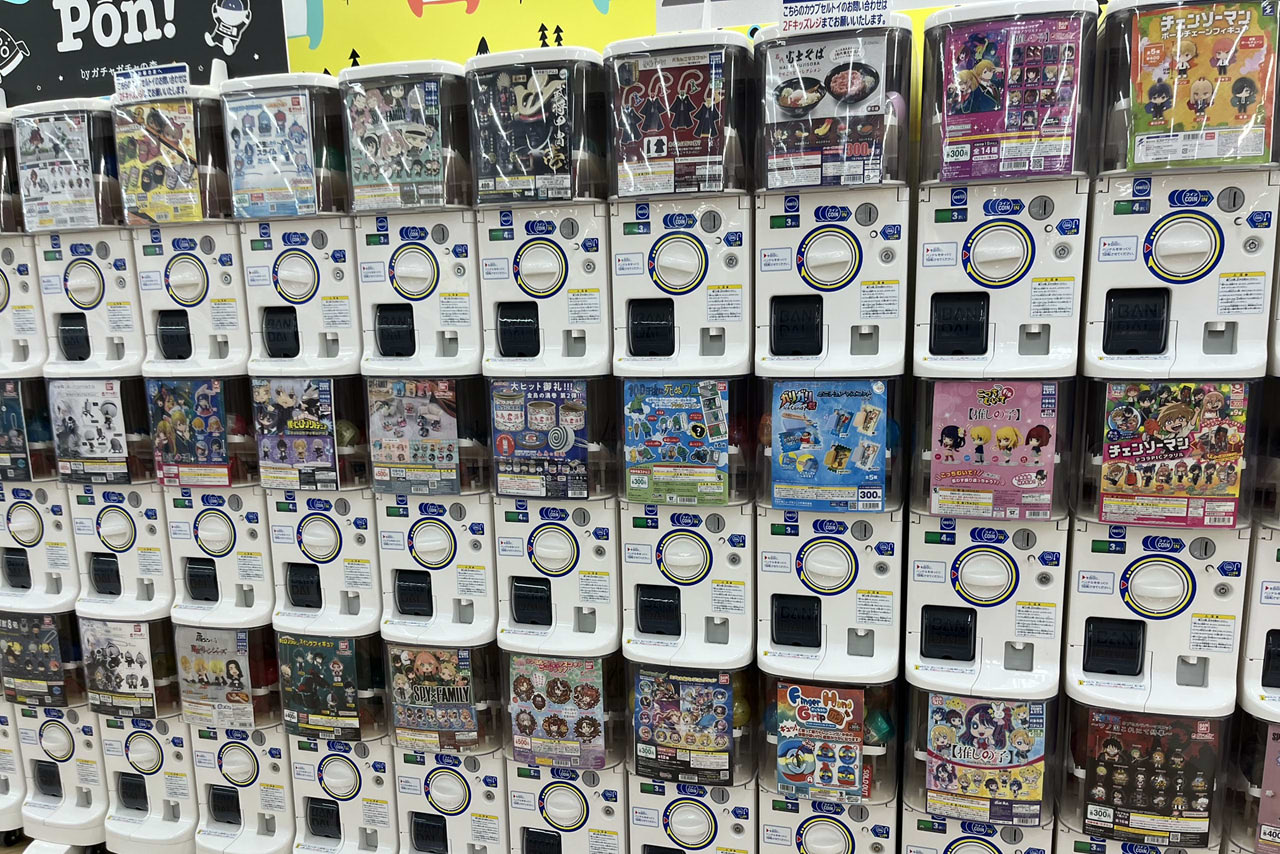 イオン堺鳳ウィングスのリニューアル後の店内や施設の様子　ガチャガチャコーナー
