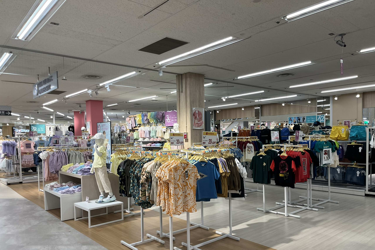 イオン堺鳳ウィングスのリニューアル後の店内や施設の様子　子供服売り場