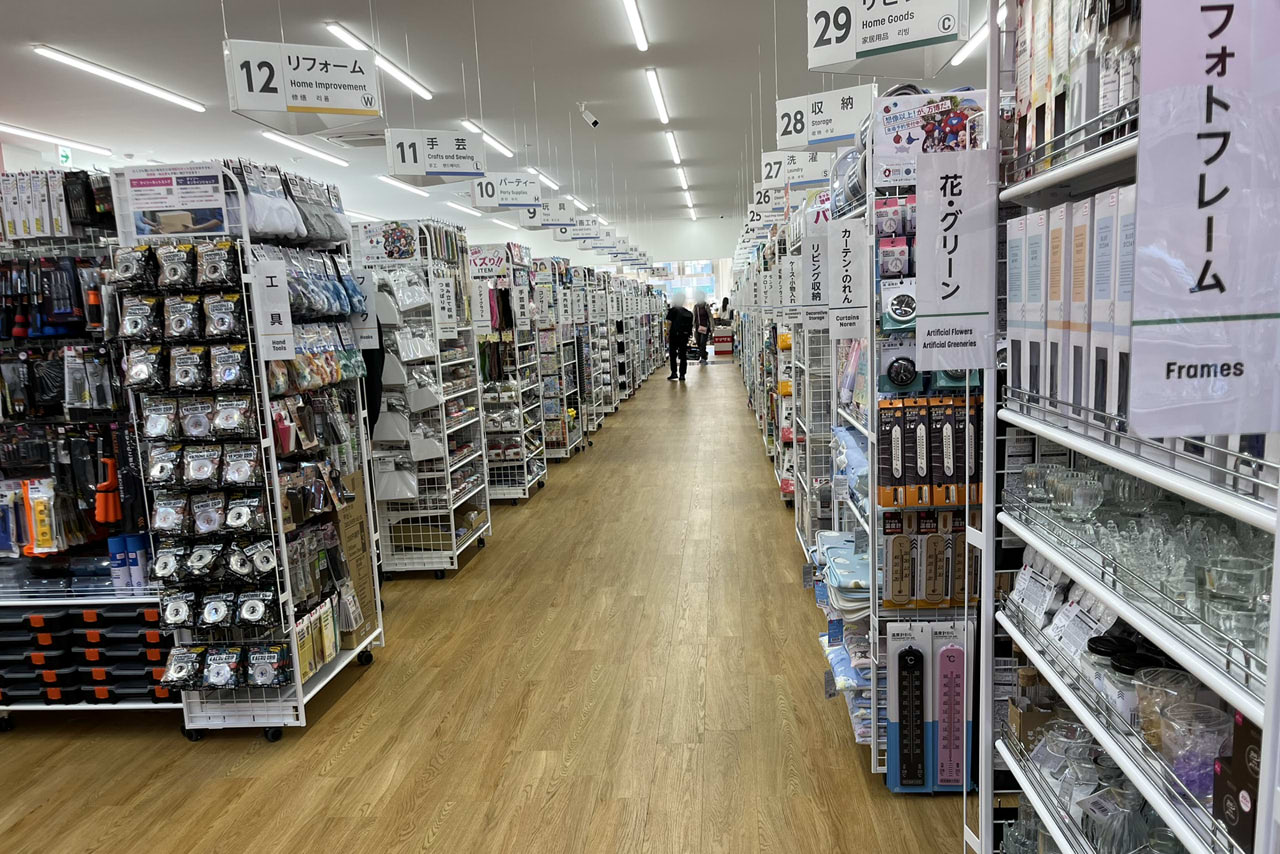 ダイソー中百舌鳥店の店内や外観の様子。マンションワンフロアを使った大型100円ショップ