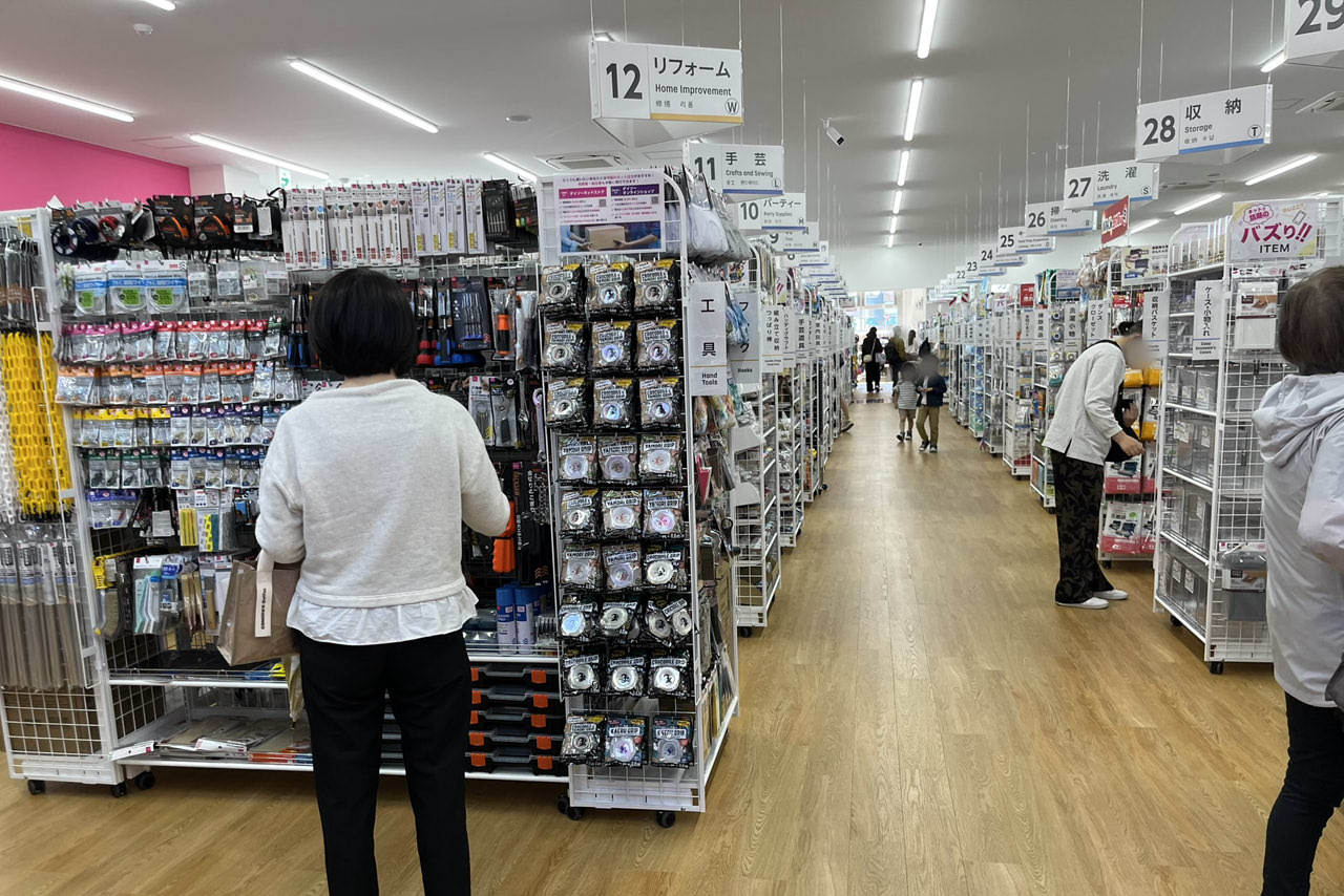 ダイソー中百舌鳥店の店内や外観の様子。マンションワンフロアを使った大型100円ショップ
