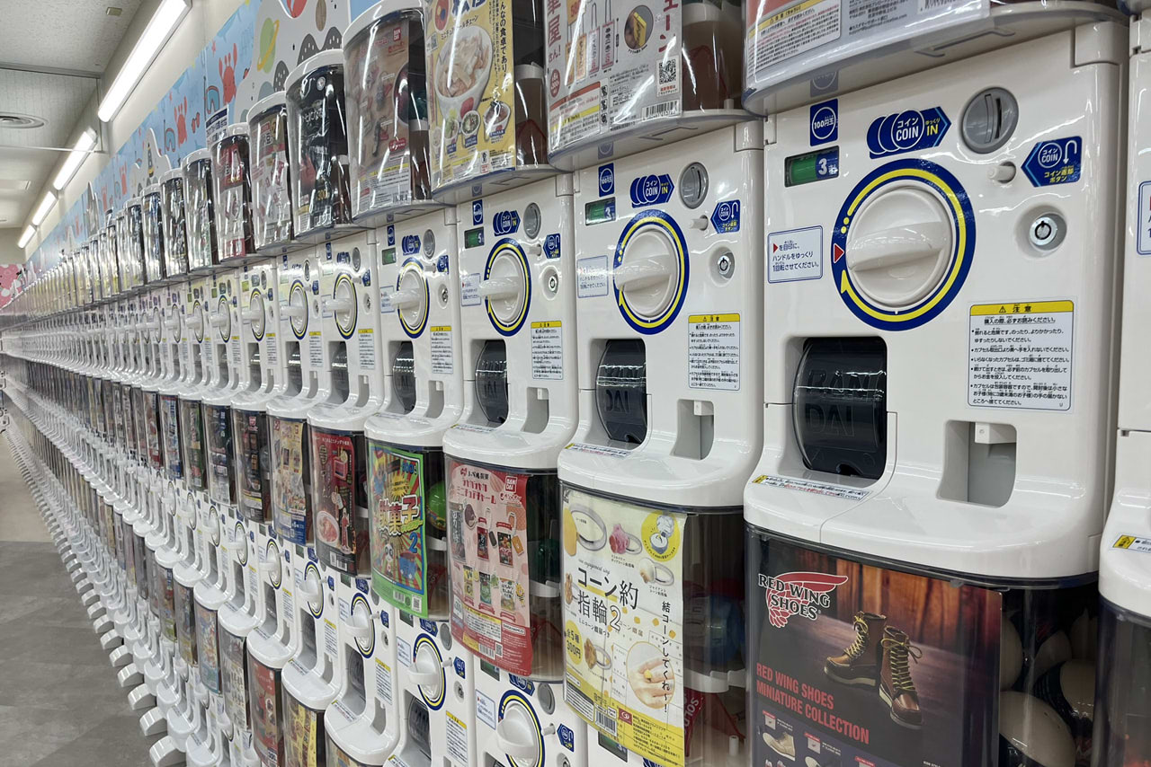 イオン堺鳳ウィングスのリニューアル後の店内や施設の様子　ガチャガチャコーナー