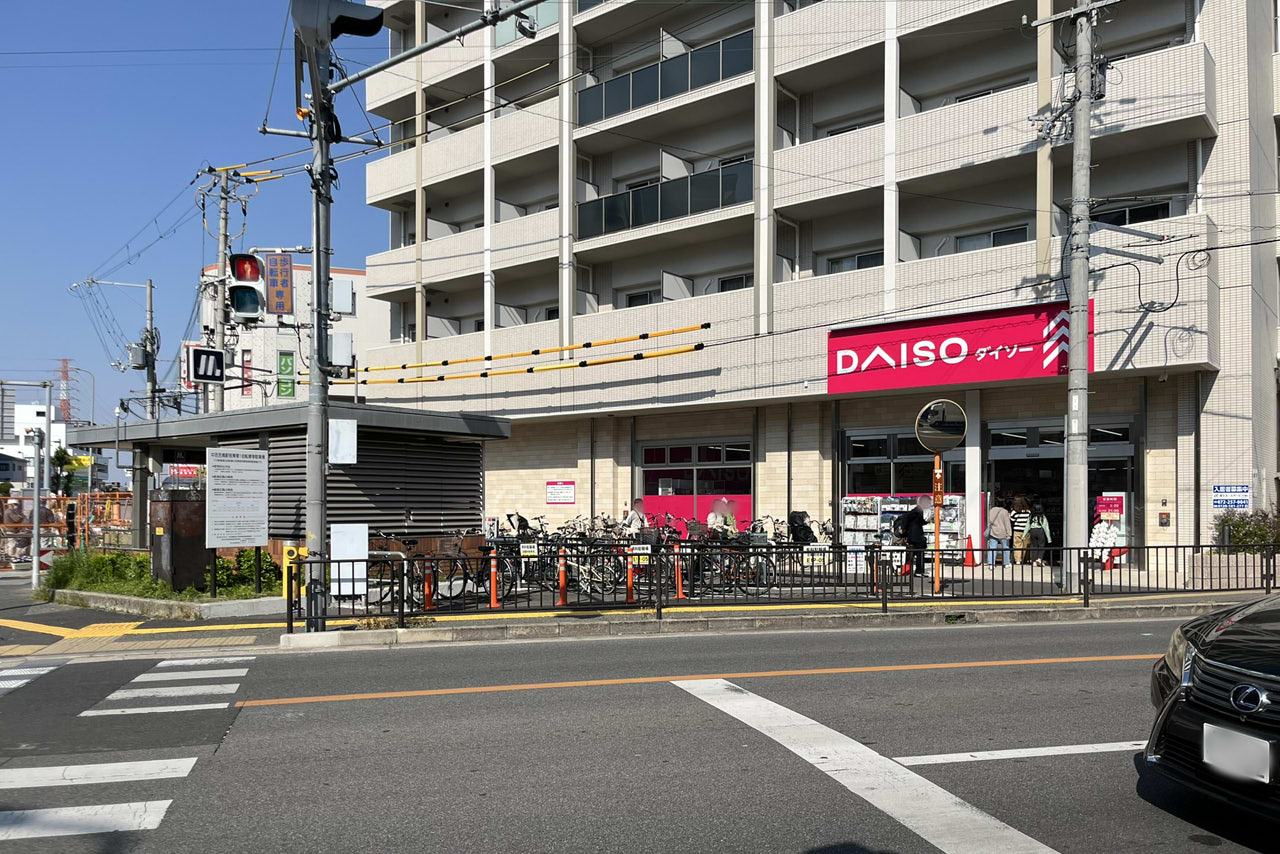 ダイソー中百舌鳥店の店内や外観の様子。マンションワンフロアを使った大型100円ショップ
