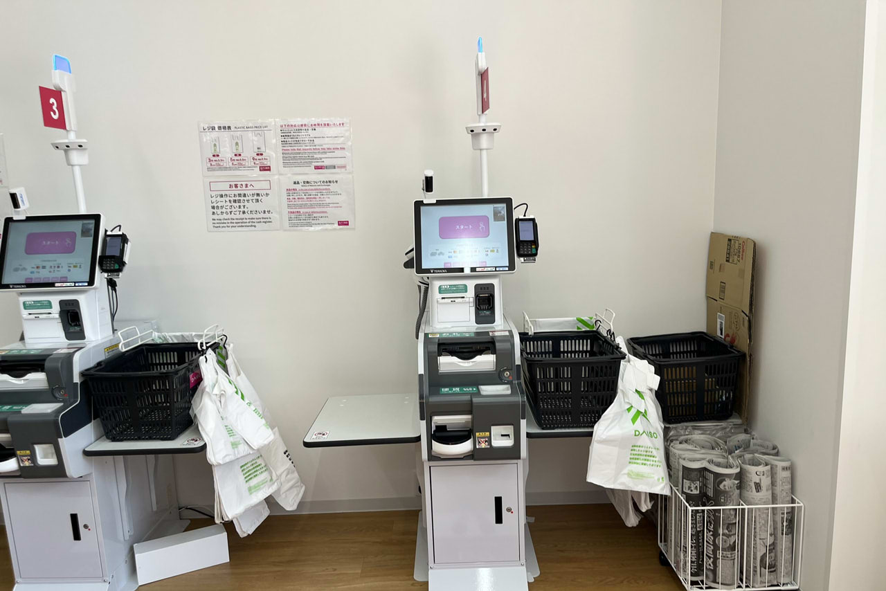 ダイソー中百舌鳥店の店内や外観の様子。マンションワンフロアを使った大型100円ショップ