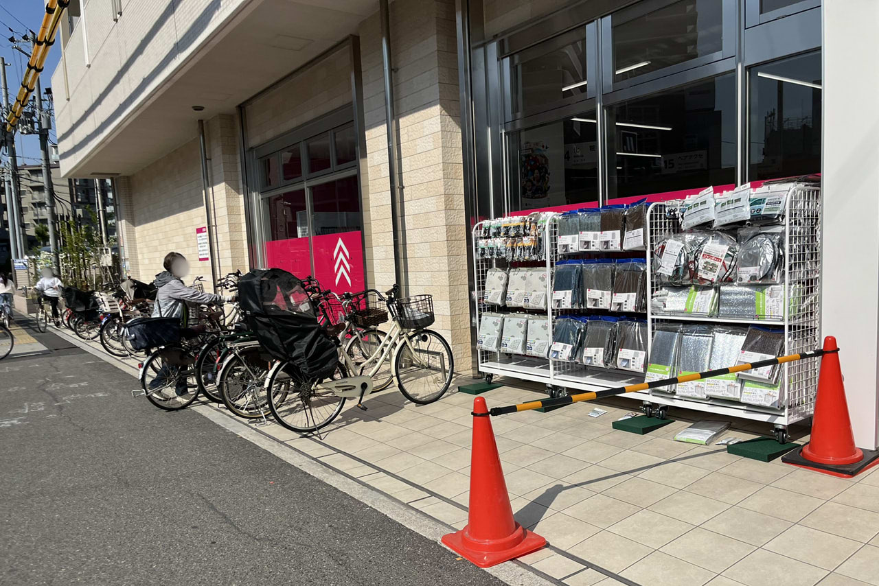 ダイソー中百舌鳥店の店内や外観の様子。マンションワンフロアを使った大型100円ショップ