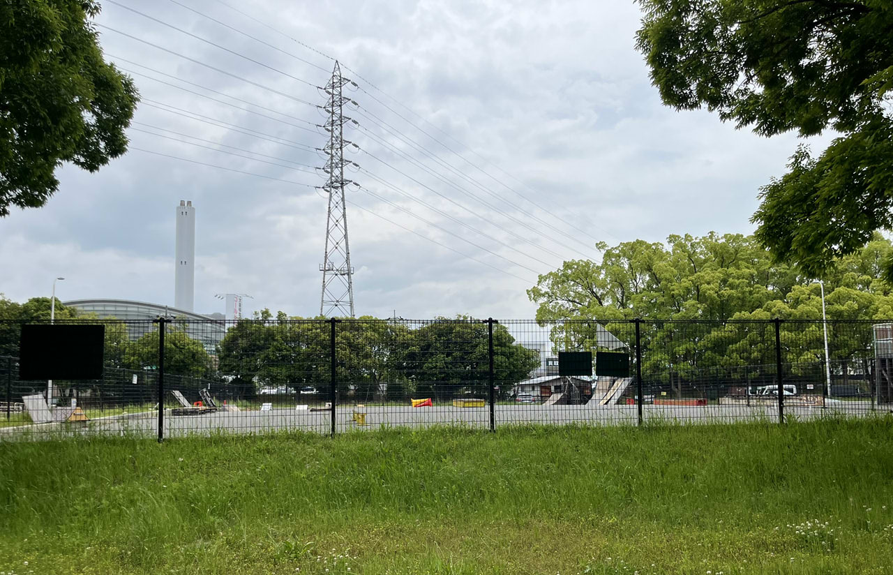 大泉緑地の園内風景。広々とした芝生と青空が広がる