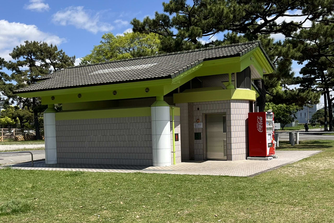 浜寺公園の遊具や施設の様子。遊具・プール・バーベキュー・交通遊園などが楽しめる広い公園