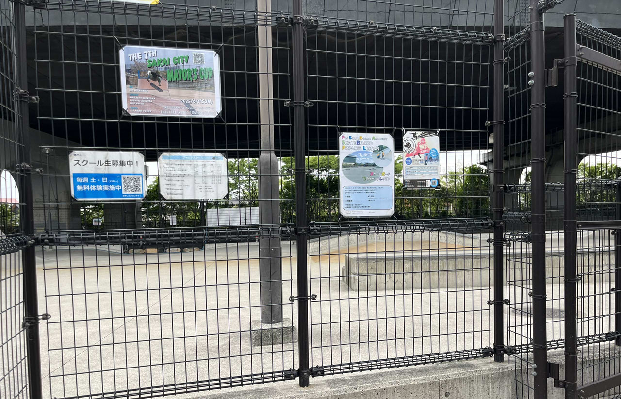 原池公園のスケートボードエリアで練習する人の様子