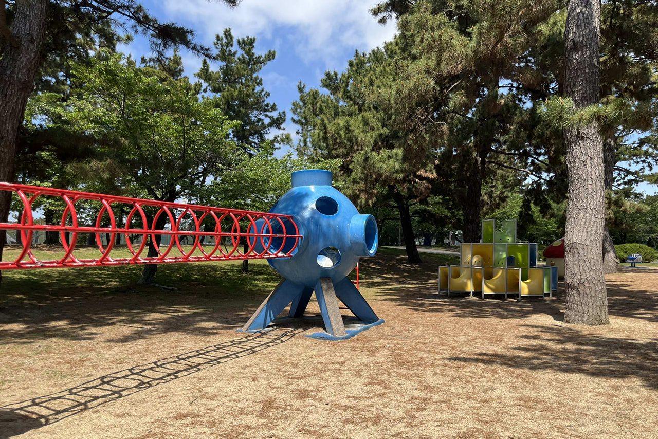 浜寺公園の遊具や施設の様子。遊具・プール・バーベキュー・交通遊園などが楽しめる広い公園