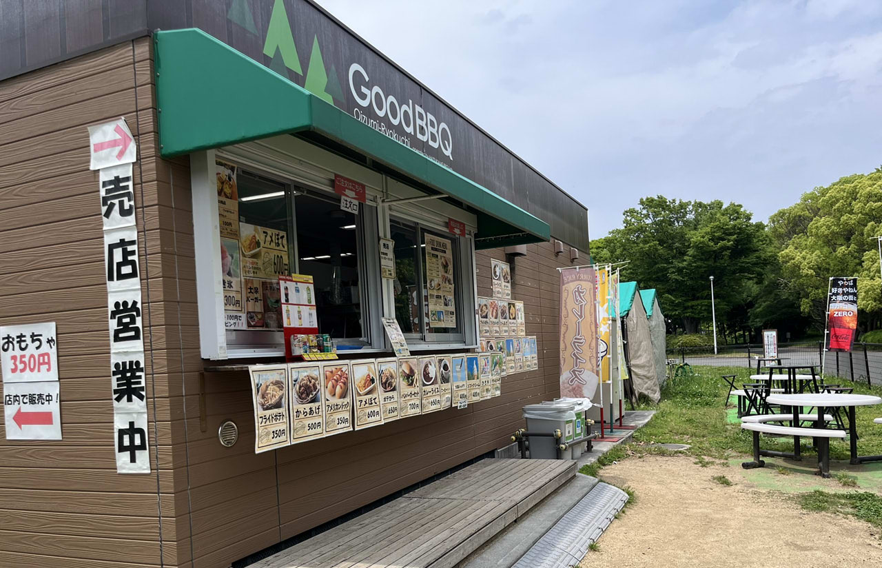カレーやハンバーガーが購入できる売店の外観