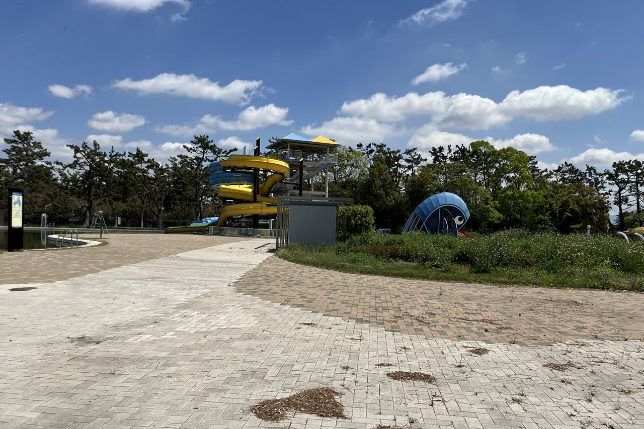 浜寺公園の遊具や施設の様子。遊具・プール・バーベキュー・交通遊園などが楽しめる広い公園