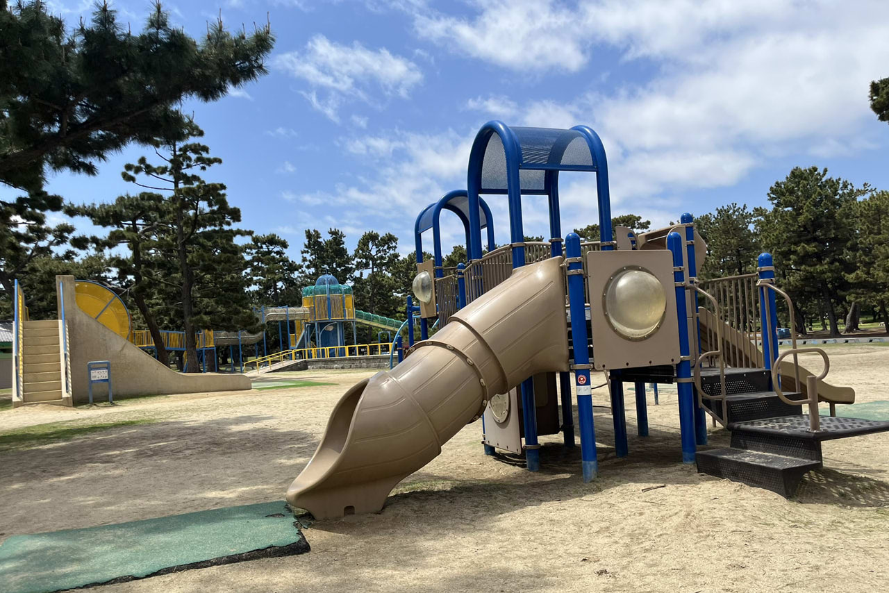 浜寺公園の遊具や施設の様子。遊具・プール・バーベキュー・交通遊園などが楽しめる広い公園