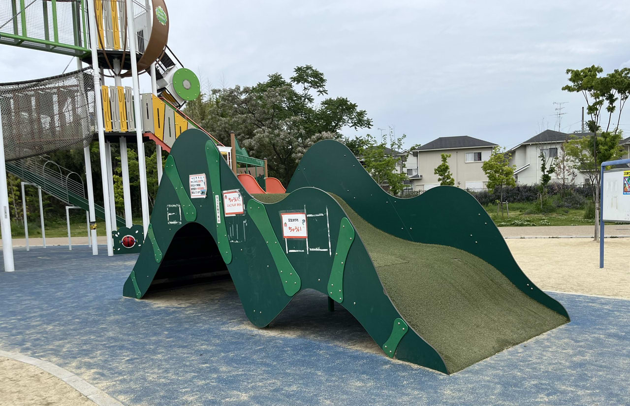 原池公園の冒険広場にある高さのある複合遊具