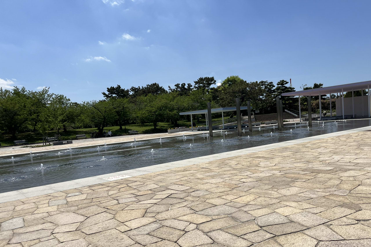 浜寺公園の遊具や施設の様子。遊具・プール・バーベキュー・交通遊園などが楽しめる広い公園