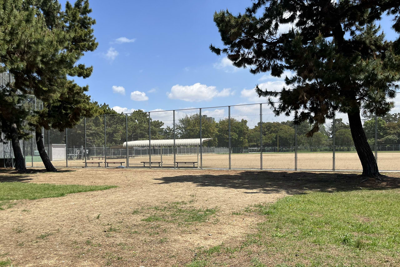 浜寺公園の遊具や施設の様子。遊具・プール・バーベキュー・交通遊園などが楽しめる広い公園
