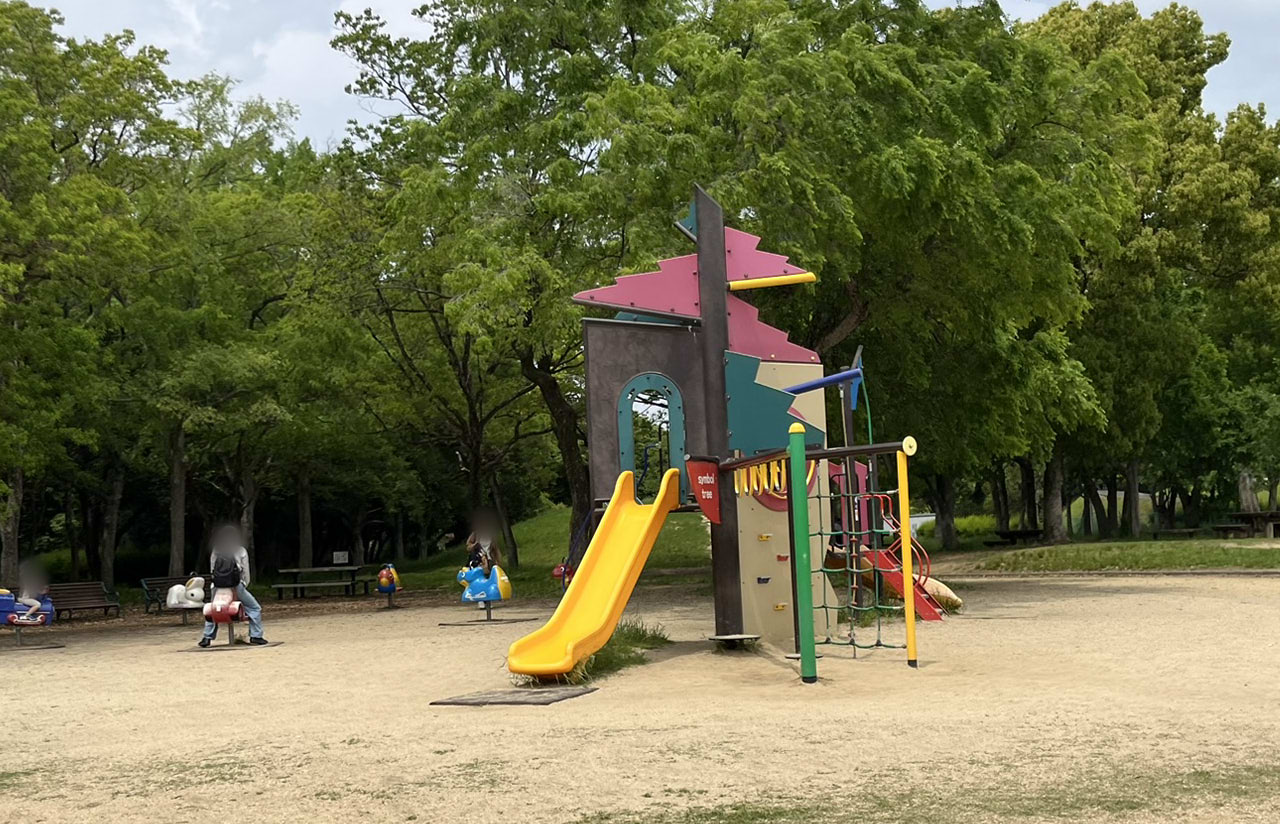 冒険ランドの巨大すべり台で遊ぶ子どもたち