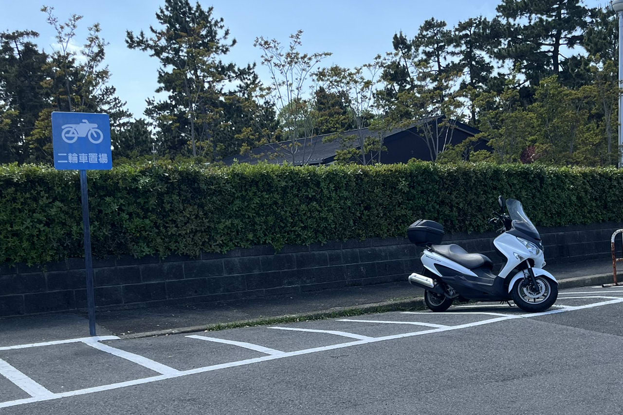 浜寺公園の遊具や施設の様子。遊具・プール・バーベキュー・交通遊園などが楽しめる広い公園　駐車場