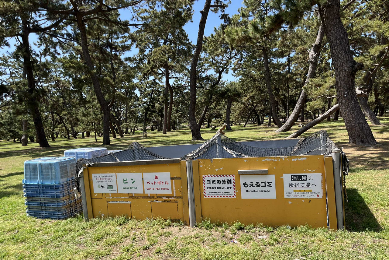 浜寺公園の遊具や施設の様子。遊具・プール・バーベキュー・交通遊園などが楽しめる広い公園