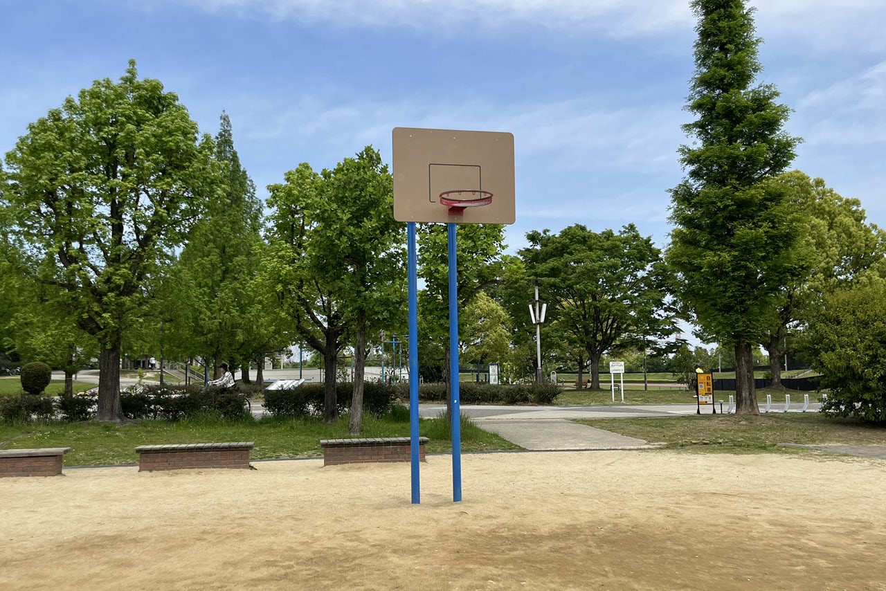 金岡公園の雰囲気や施設が伝わる現地の風景