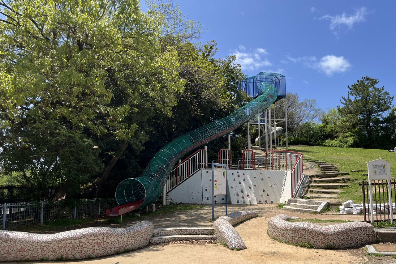 浜寺公園の遊具や施設の様子。遊具・プール・バーベキュー・交通遊園などが楽しめる広い公園