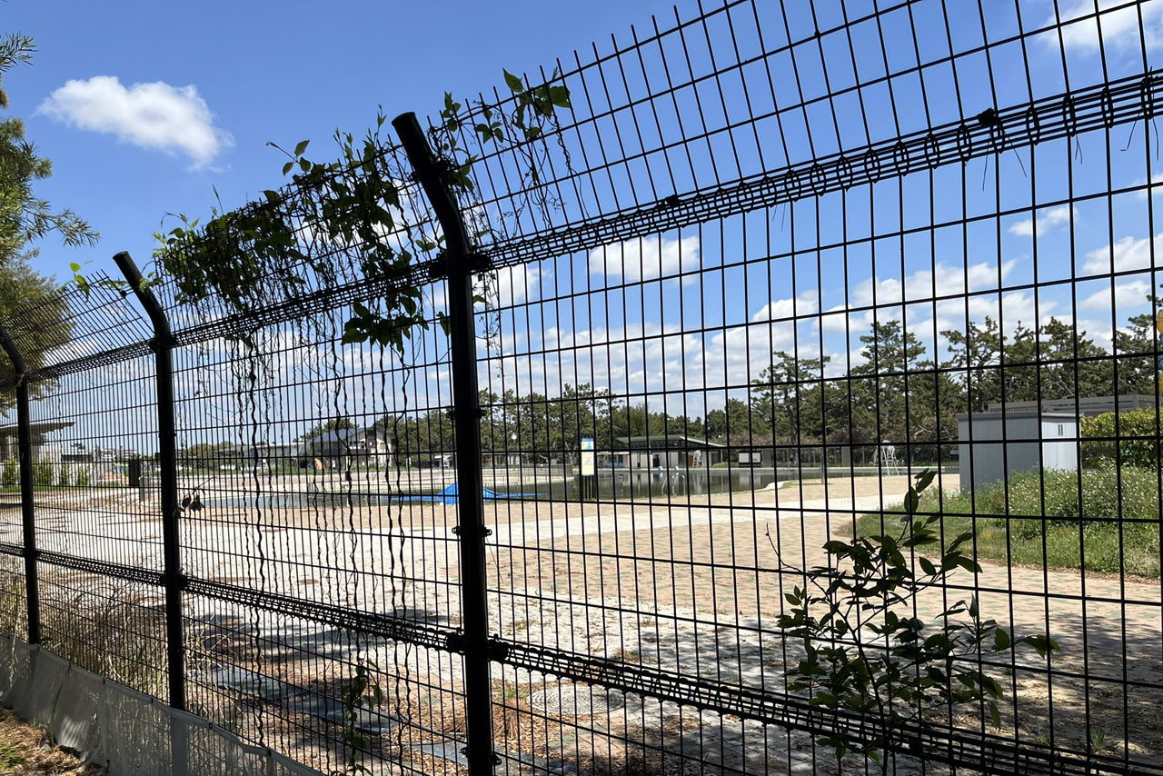 浜寺公園の遊具や施設の様子。遊具・プール・バーベキュー・交通遊園などが楽しめる広い公園