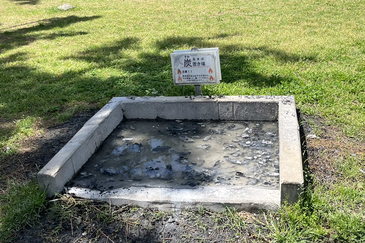 浜寺公園の遊具や施設の様子。遊具・プール・バーベキュー・交通遊園などが楽しめる広い公園