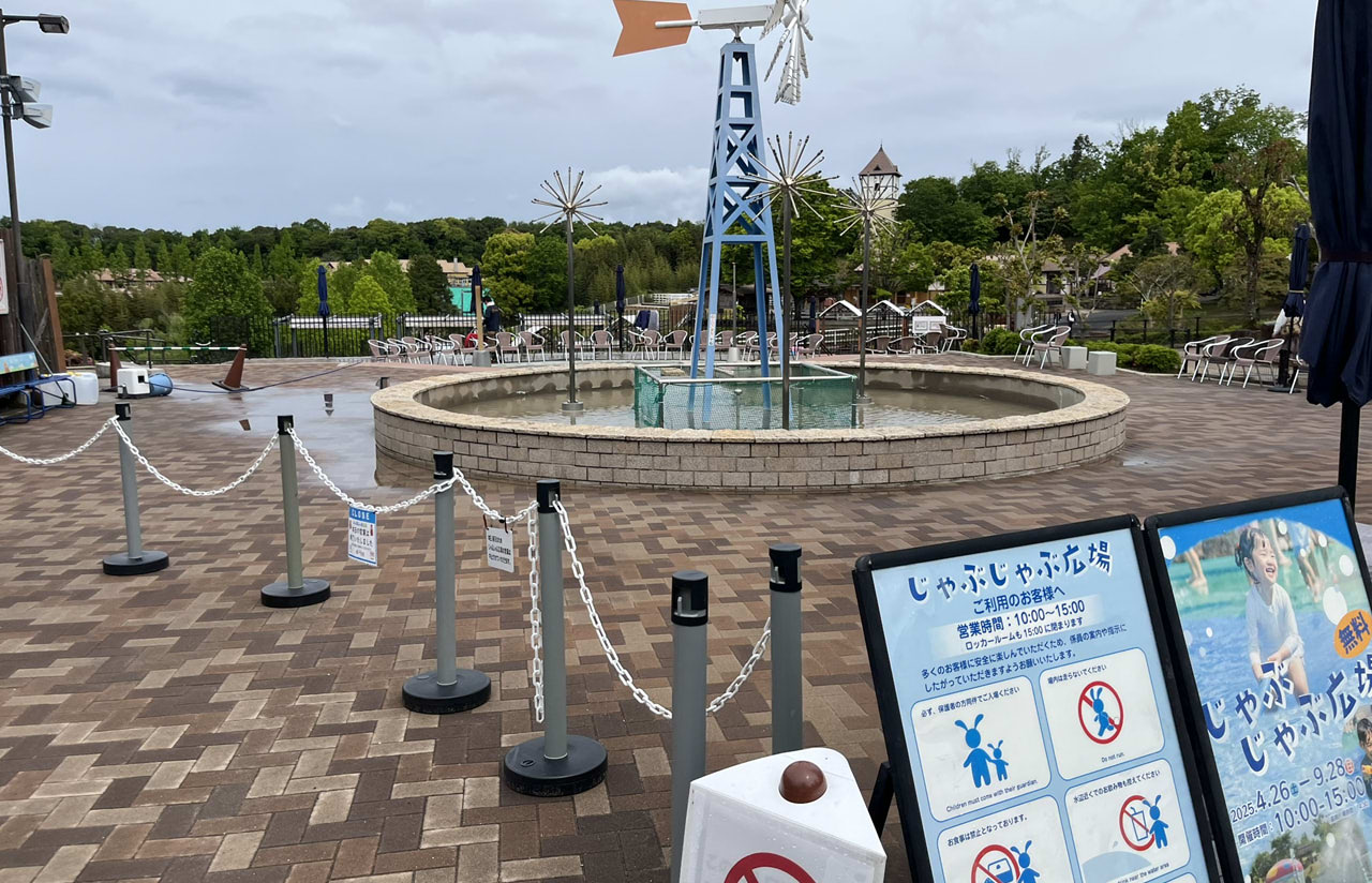 雨の日のハーベストの丘、曇り空の下でも静かに広がる園内の様子