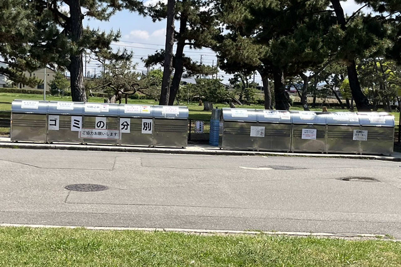 浜寺公園の遊具や施設の様子。遊具・プール・バーベキュー・交通遊園などが楽しめる広い公園