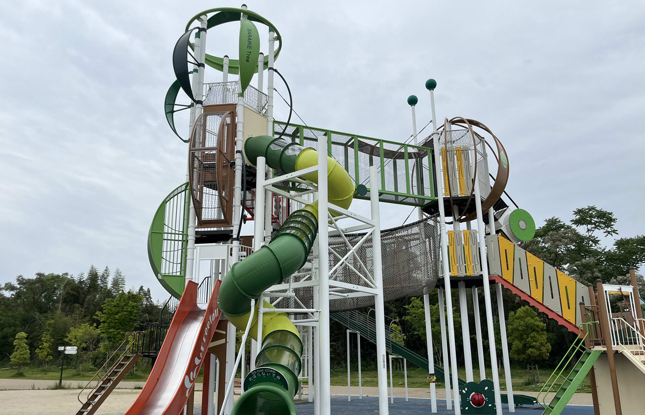 原池公園の冒険広場にある高さのある複合遊具