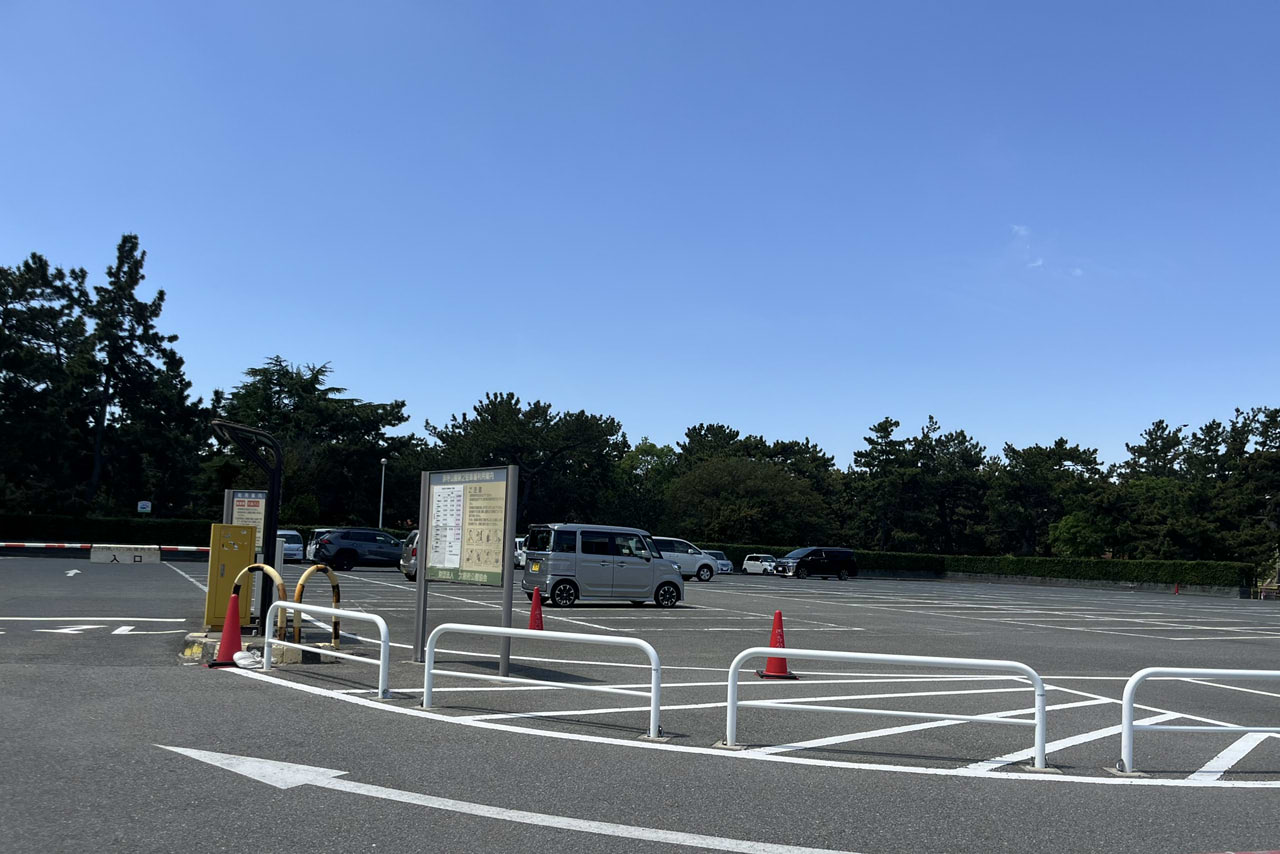 浜寺公園の遊具や施設の様子。遊具・プール・バーベキュー・交通遊園などが楽しめる広い公園　駐車場