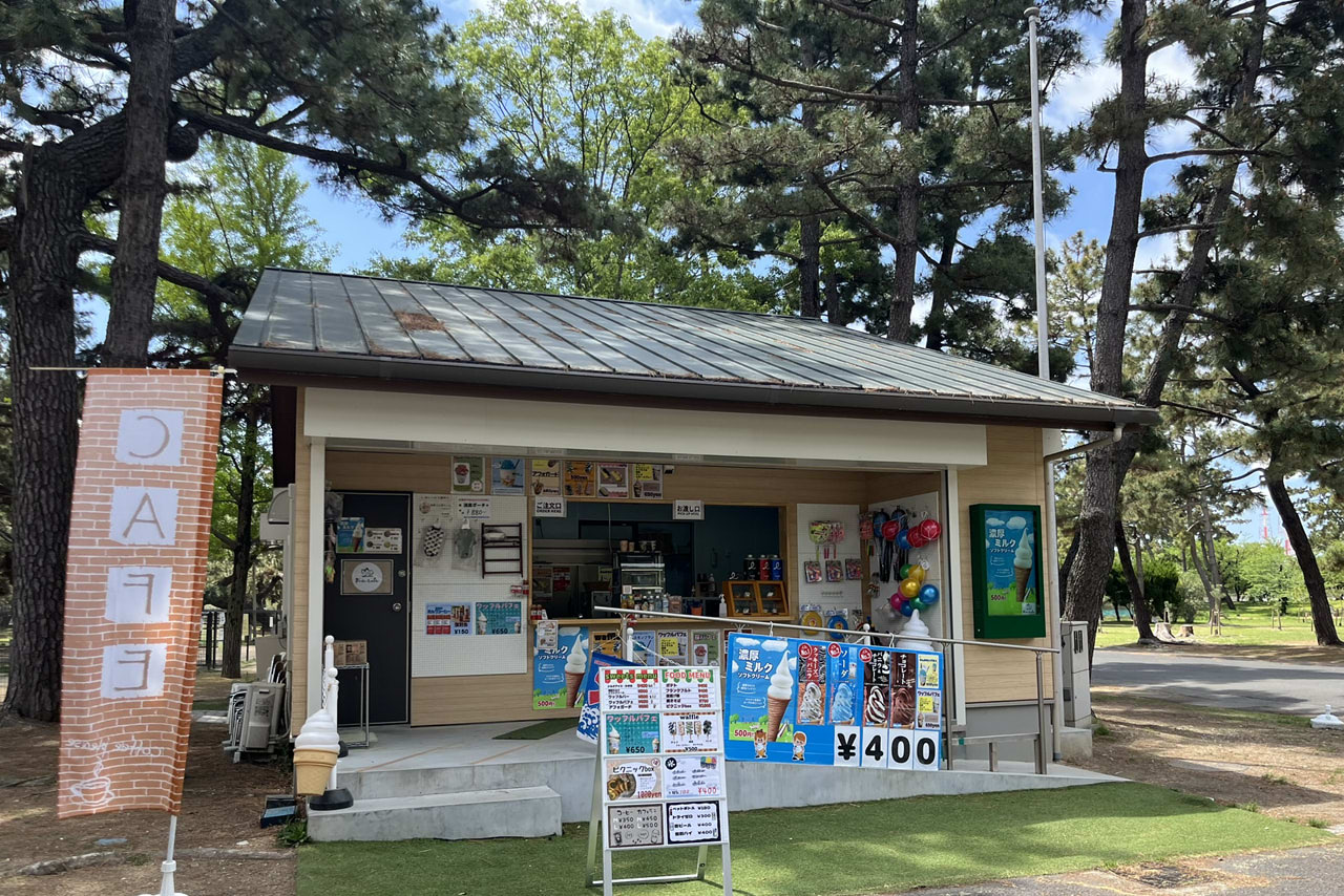 浜寺公園の遊具や施設の様子。遊具・プール・バーベキュー・交通遊園などが楽しめる広い公園