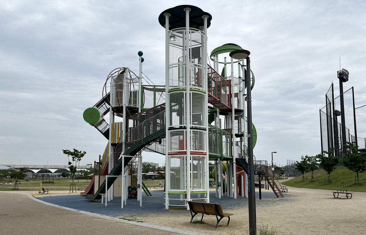 原池公園の冒険広場にある高さのある複合遊具