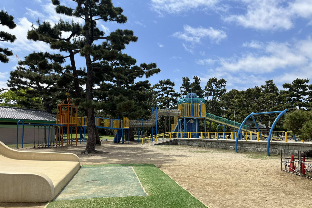 浜寺公園の遊具や施設の様子。遊具・プール・バーベキュー・交通遊園などが楽しめる広い公園