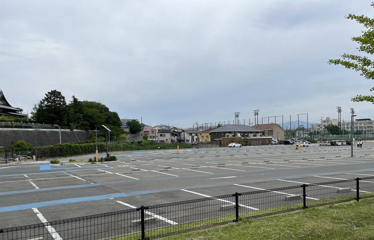 原池公園の広々とした駐車場、最初の30分は無料
