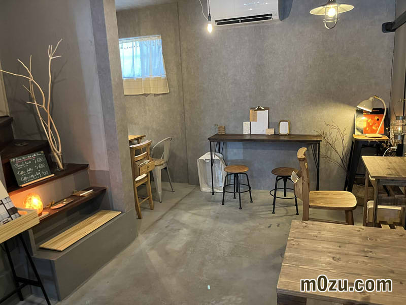 日と月白鷺町初芝駅近くのカフェ店内