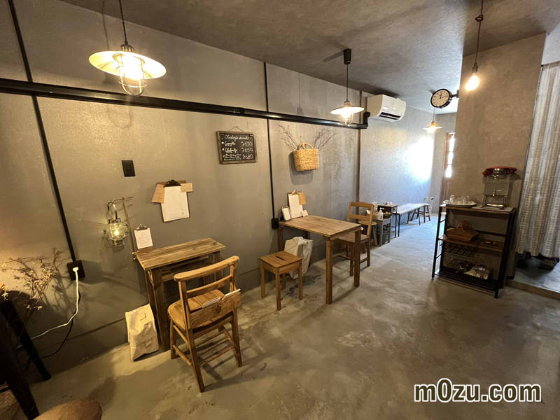 日と月白鷺町初芝駅近くのカフェ店内